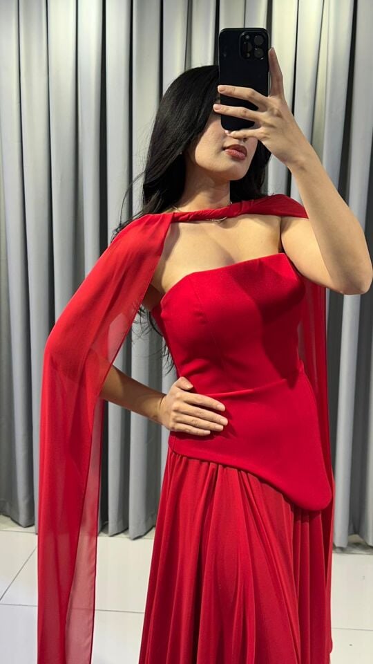 Straplez kesimli zarif drape detaylı uzun, akıcı etekle birleşen, şık sofistike Kırmızı   Abiye 42