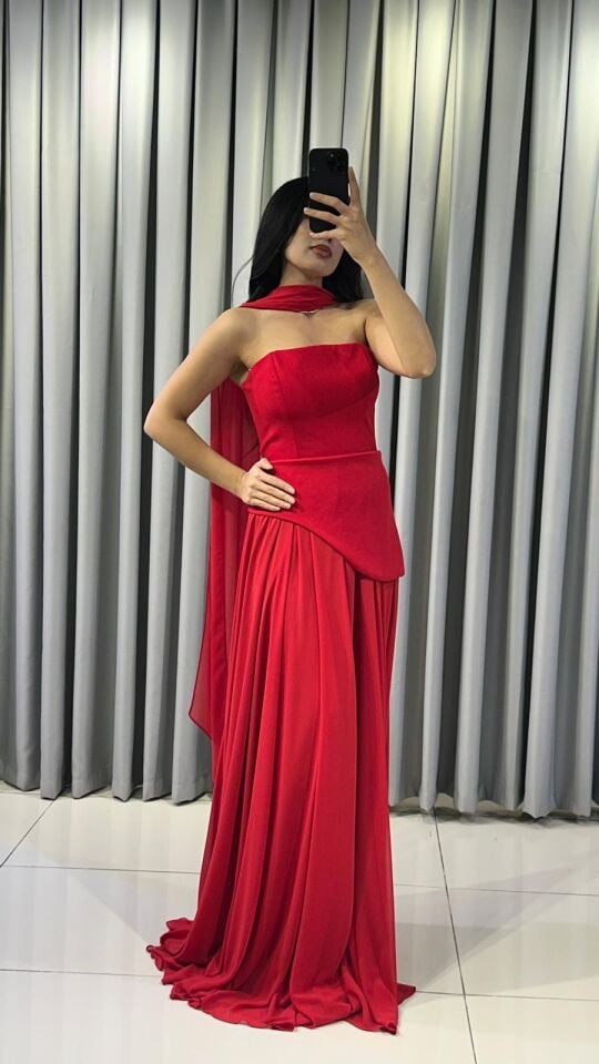Straplez kesimli zarif drape detaylı uzun, akıcı etekle birleşen, şık sofistike Kırmızı   Abiye 42