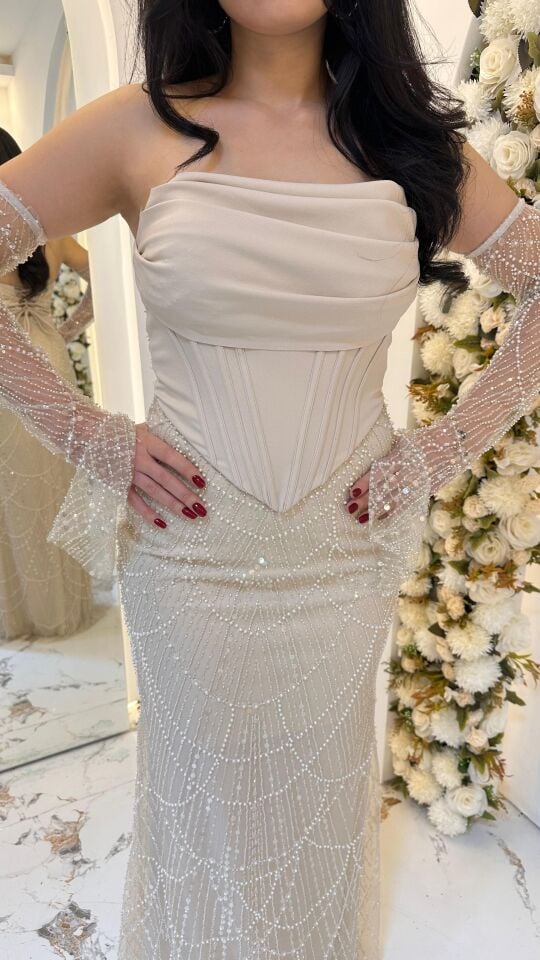 STRAPLEZ KOL DETAY UZUN BONCUKLU ABİYE BEJ 44