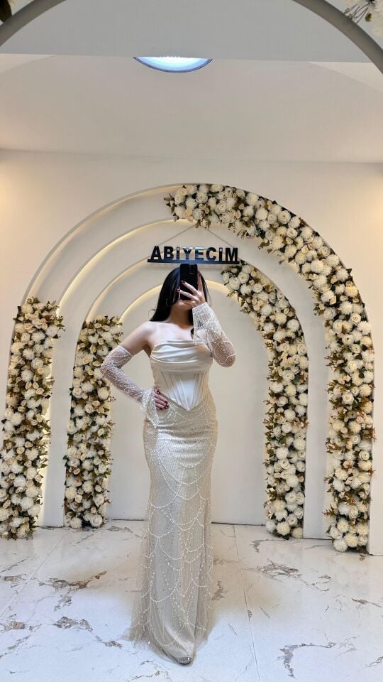 STRAPLEZ KOL DETAY UZUN BONCUKLU ABİYE BEJ 44