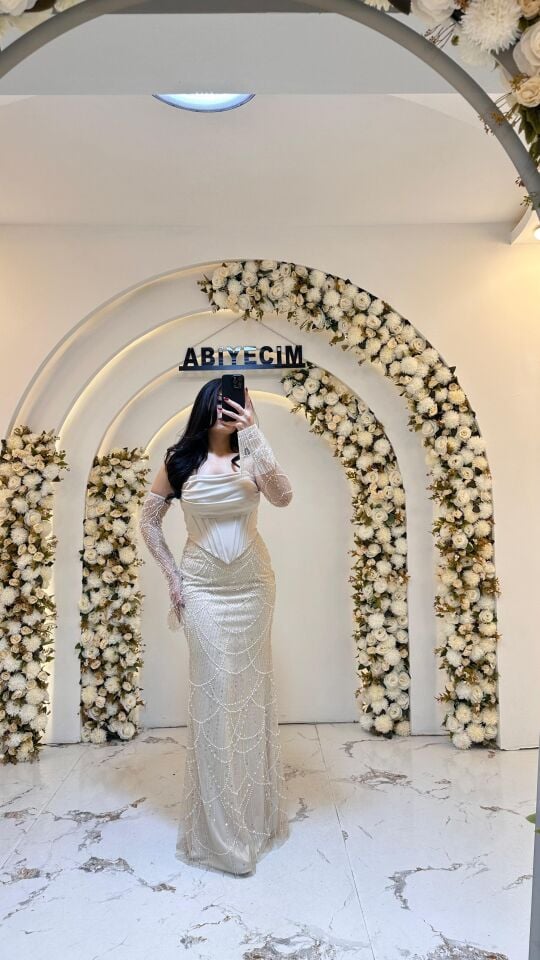 STRAPLEZ KOL DETAY UZUN BONCUKLU ABİYE BEJ 44