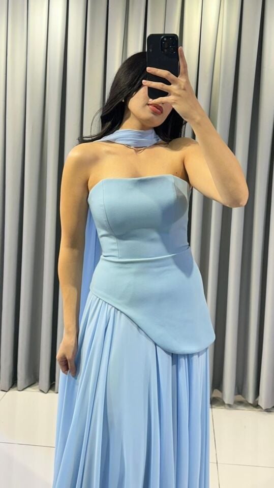 Straplez kesimli zarif drape detaylı uzun, akıcı etekle birleşen, şık sofistike Mavi   Abiye 42