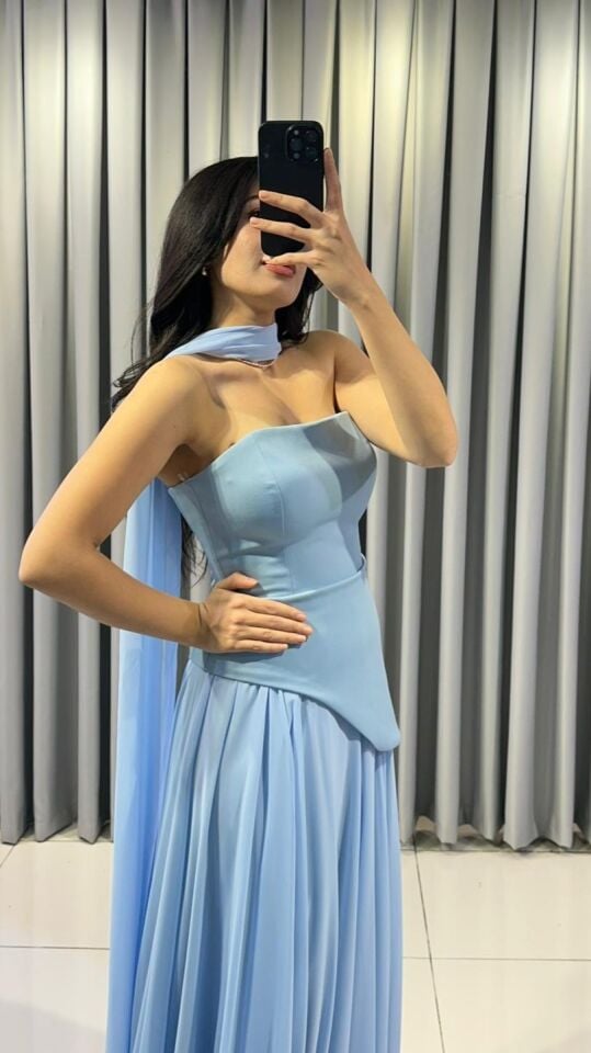 Straplez kesimli zarif drape detaylı uzun, akıcı etekle birleşen, şık sofistike Mavi   Abiye 38