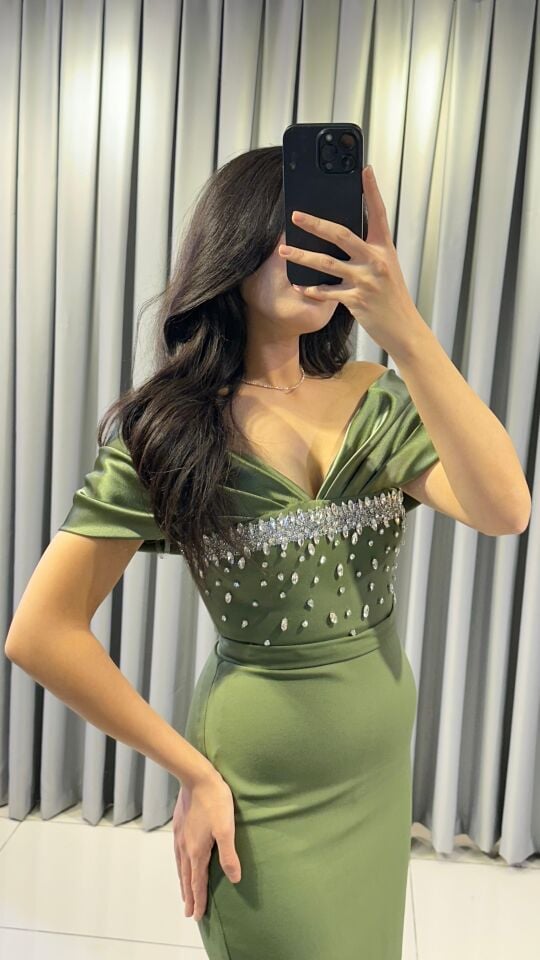 Taş işlemeli korsajlı, düşük omuzlu, uzun Haki Yeşili Abiye elbise 42