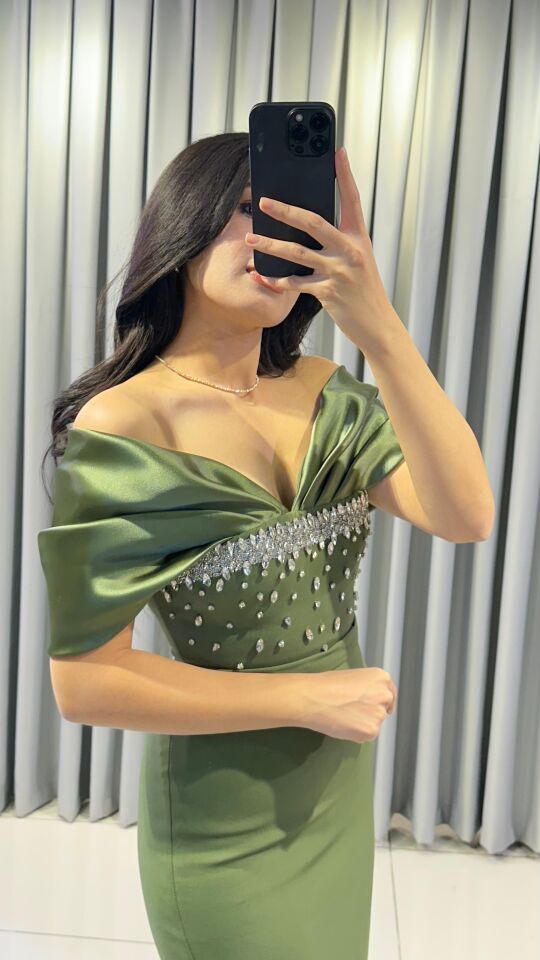 Taş işlemeli korsajlı, düşük omuzlu, uzun Haki Yeşili Abiye elbise 42