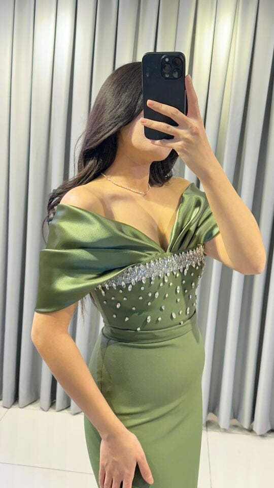 Taş işlemeli korsajlı, düşük omuzlu, uzun Haki Yeşili Abiye elbise 42