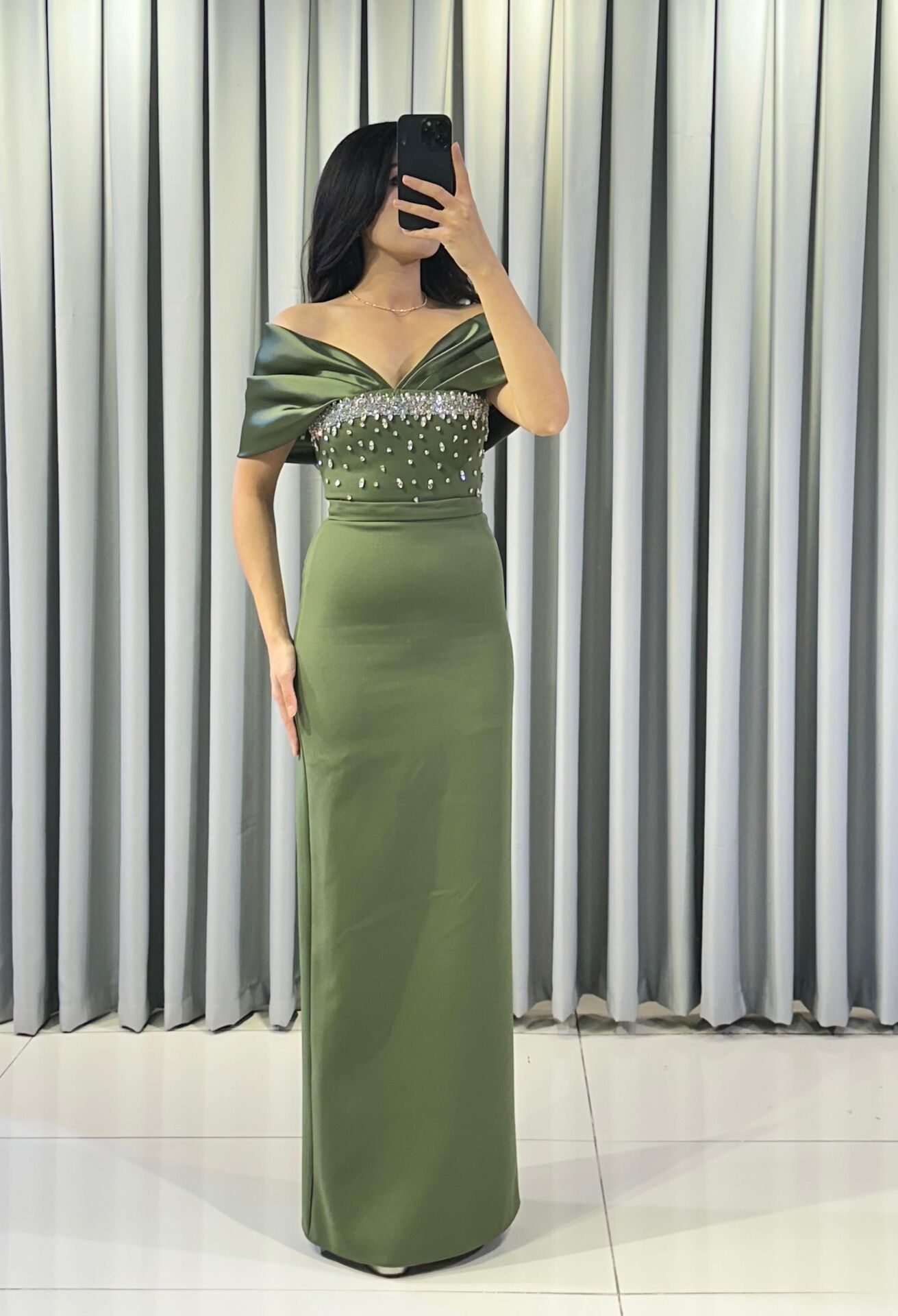 Taş işlemeli korsajlı, düşük omuzlu, uzun Haki Yeşili Abiye elbise 42
