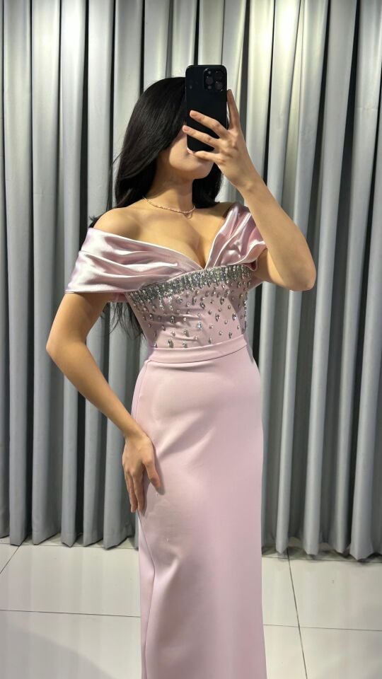 Taş işlemeli korsajlı, düşük omuzlu, uzun  Pudra Pembe  Abiye elbise