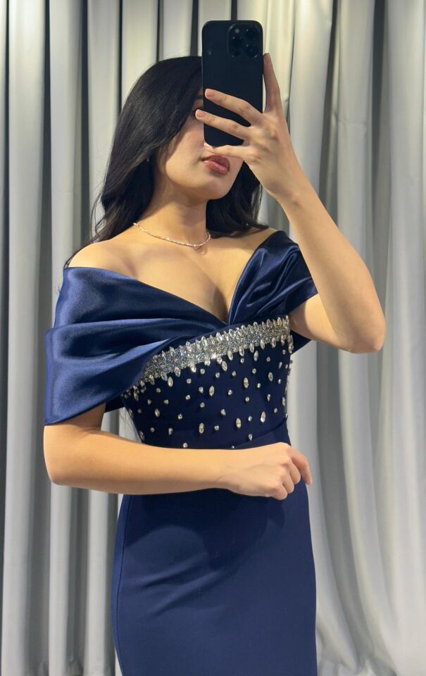 Taş işlemeli korsajlı, düşük omuzlu, uzun Lacivert   Abiye elbise