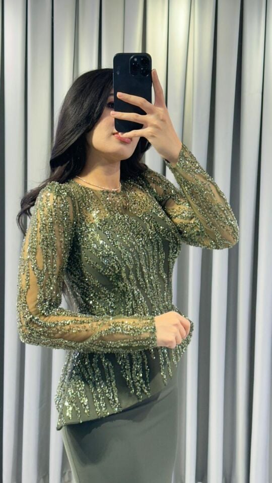 Parıltılı, pul işlemeli uzun kollu üst kısmı ile sade balık kesim etek kısmını birleştiren zarif ve iddialı Yeşil  Abiye 44