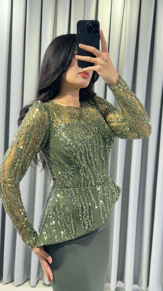 Parıltılı, pul işlemeli uzun kollu üst kısmı ile sade balık kesim etek kısmını birleştiren zarif ve iddialı Yeşil  Abiye 42