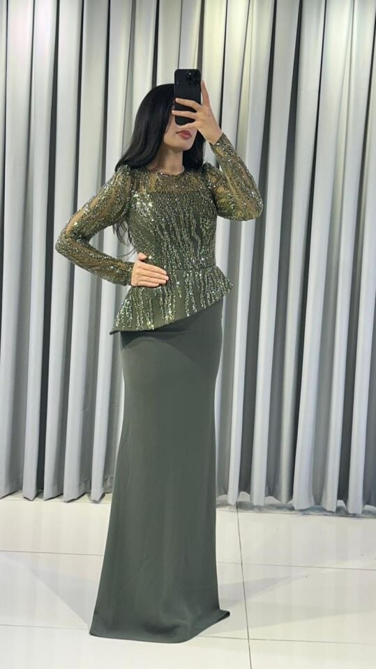 Parıltılı, pul işlemeli uzun kollu üst kısmı ile sade balık kesim etek kısmını birleştiren zarif ve iddialı Yeşil  Abiye 44