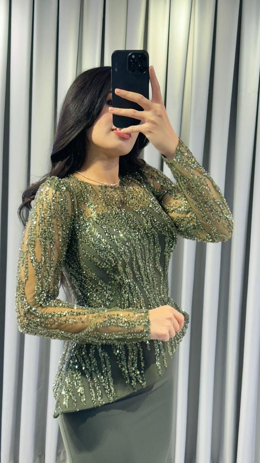 Parıltılı, pul işlemeli uzun kollu üst kısmı ile sade balık kesim etek kısmını birleştiren zarif ve iddialı Yeşil  Abiye 42