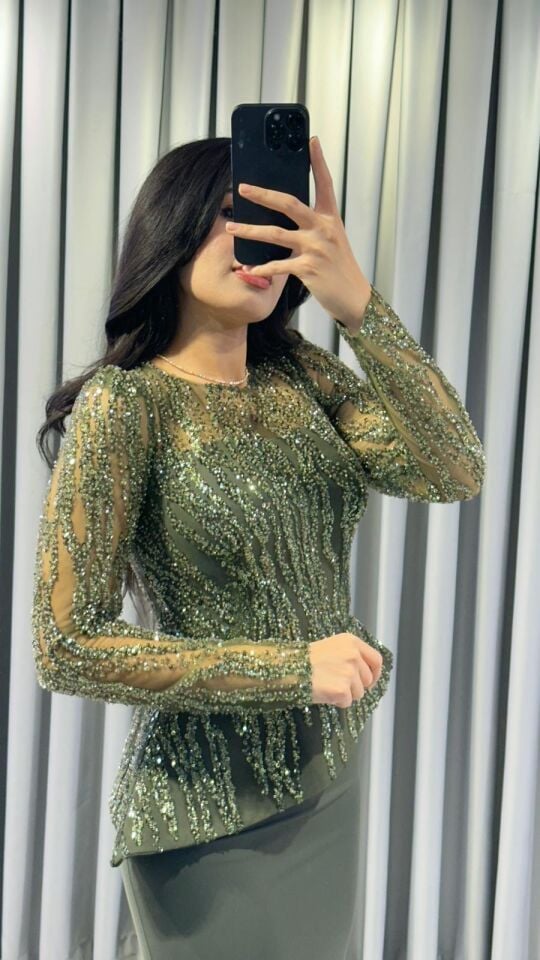 Parıltılı, pul işlemeli uzun kollu üst kısmı ile sade balık kesim etek kısmını birleştiren zarif ve iddialı Yeşil  Abiye 42