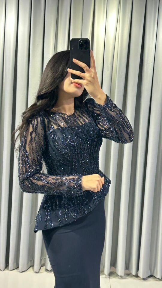 Parıltılı, pul işlemeli uzun kollu üst kısmı ile sade balık kesim etek kısmını birleştiren zarif ve iddialı Lacivert Abiye 42