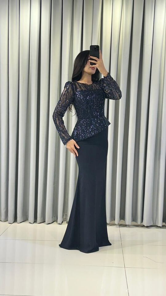 Parıltılı, pul işlemeli uzun kollu üst kısmı ile sade balık kesim etek kısmını birleştiren zarif ve iddialı Lacivert Abiye 42