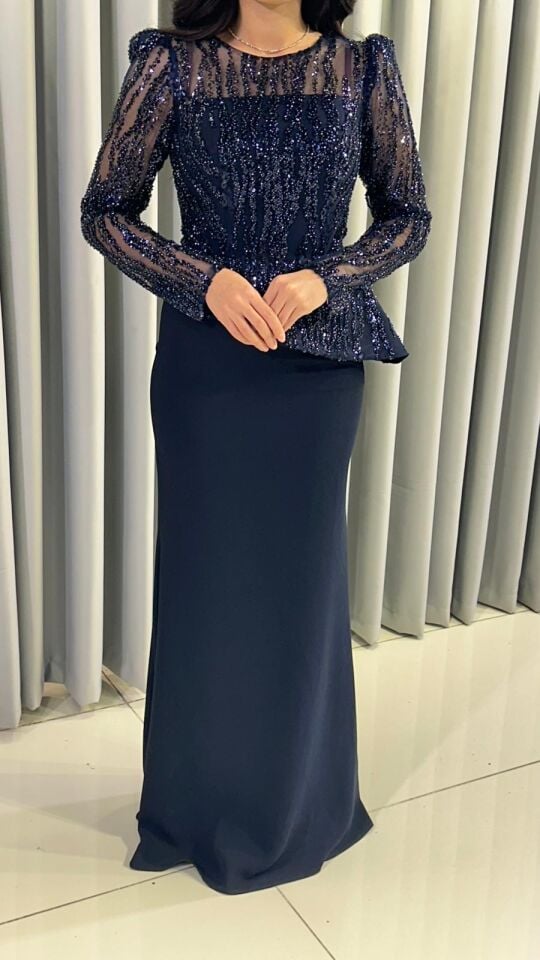 Parıltılı, pul işlemeli uzun kollu üst kısmı ile sade balık kesim etek kısmını birleştiren zarif ve iddialı Lacivert Abiye 42