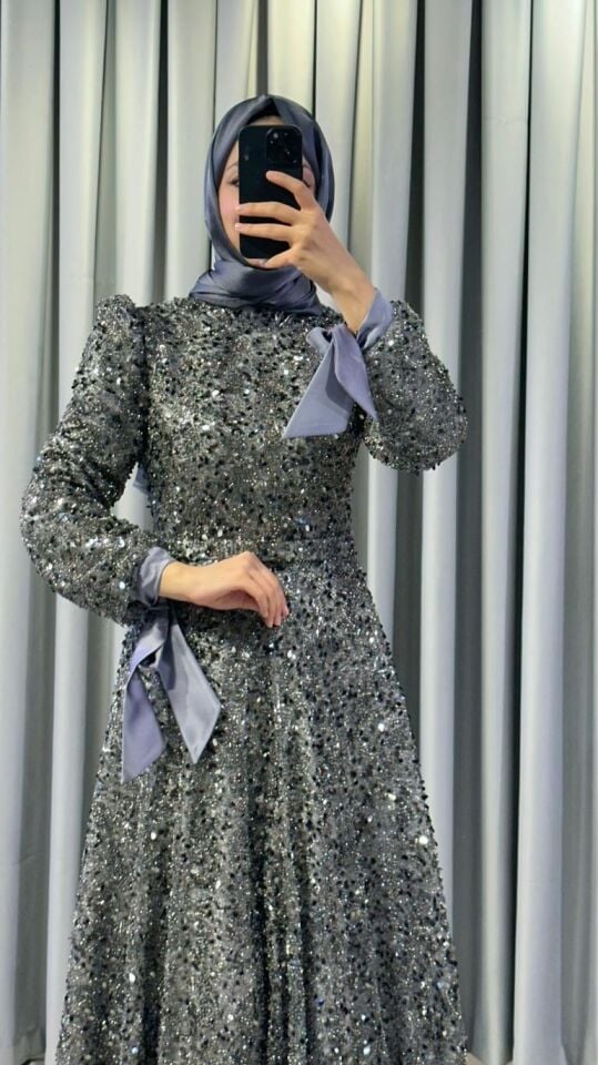 Boydan boya payet işlemeli, uzun, A kesim Uzun kollu, yüksek yaka ve manşetlerde fiyonk Gri Abiye 44