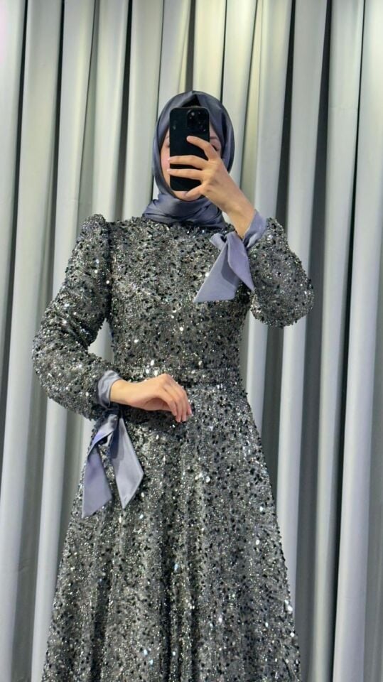 Boydan boya payet işlemeli, uzun, A kesim Uzun kollu, yüksek yaka ve manşetlerde fiyonk Gri Abiye 44