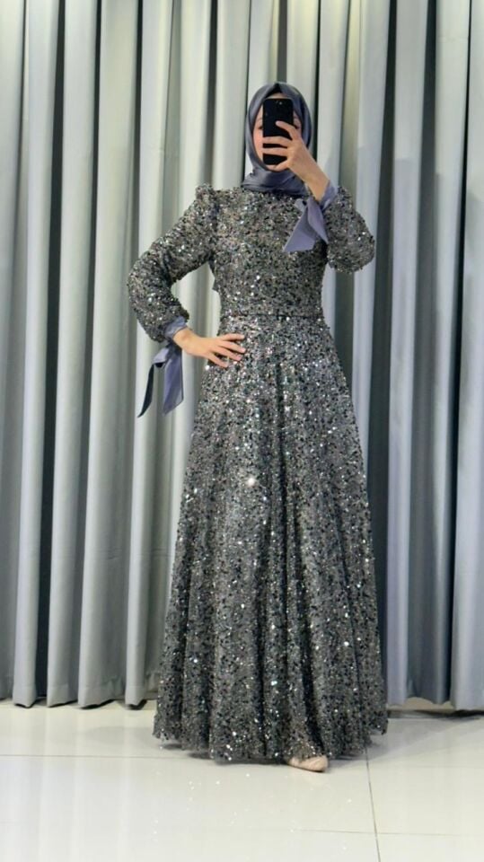 Boydan boya payet işlemeli, uzun, A kesim Uzun kollu, yüksek yaka ve manşetlerde fiyonk Gri Abiye 44