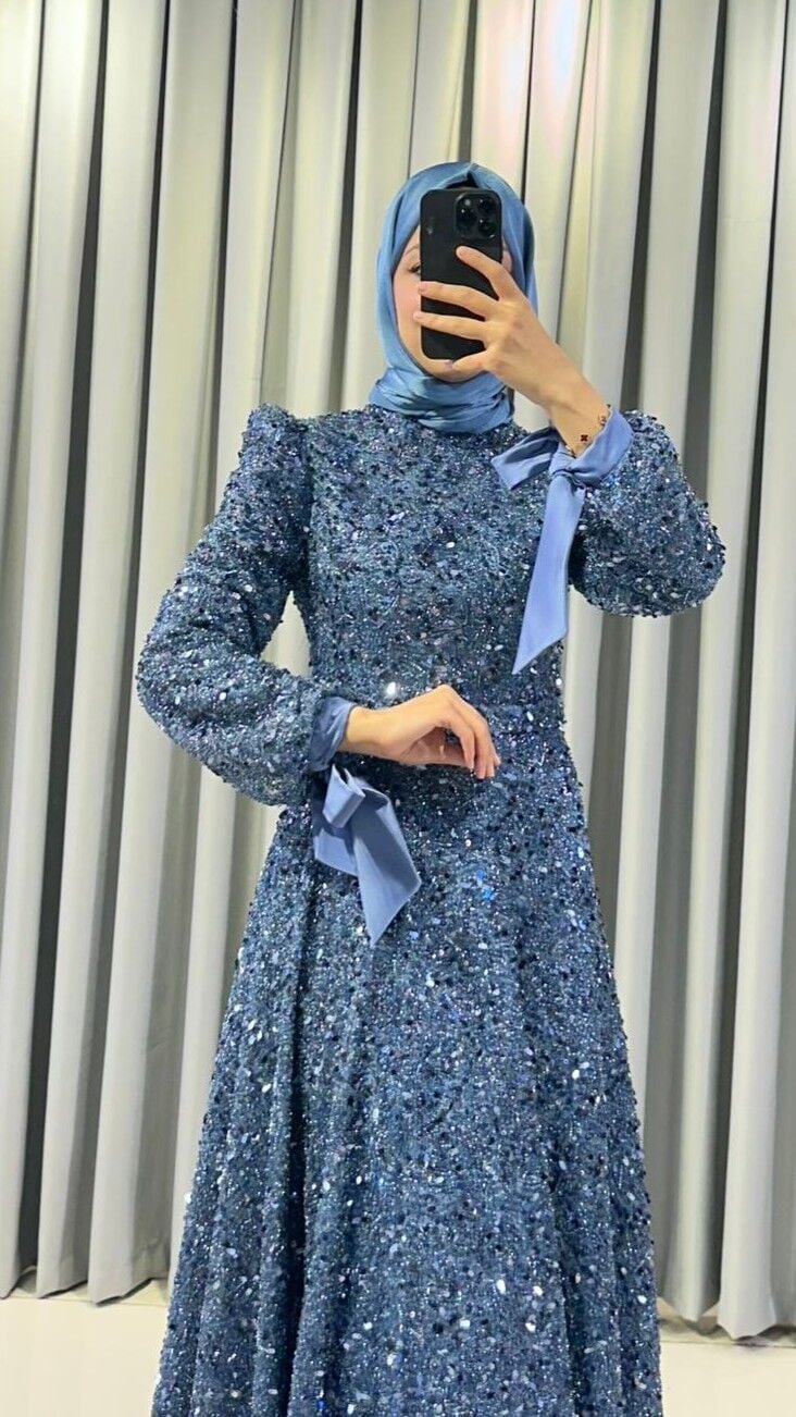 Boydan boya payet işlemeli, uzun, A kesim Uzun kollu, yüksek yaka ve manşetlerde fiyonk Mavi  Abiye 44