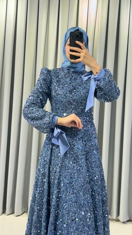 Boydan boya payet işlemeli, uzun, A kesim Uzun kollu, yüksek yaka ve manşetlerde fiyonk Mavi  Abiye 44