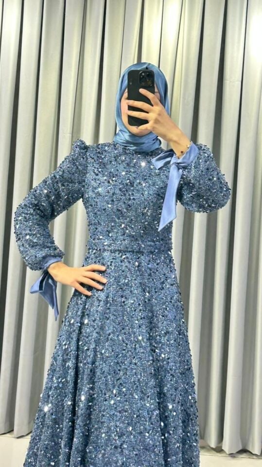 Boydan boya payet işlemeli, uzun, A kesim Uzun kollu, yüksek yaka ve manşetlerde fiyonk Mavi  Abiye 44