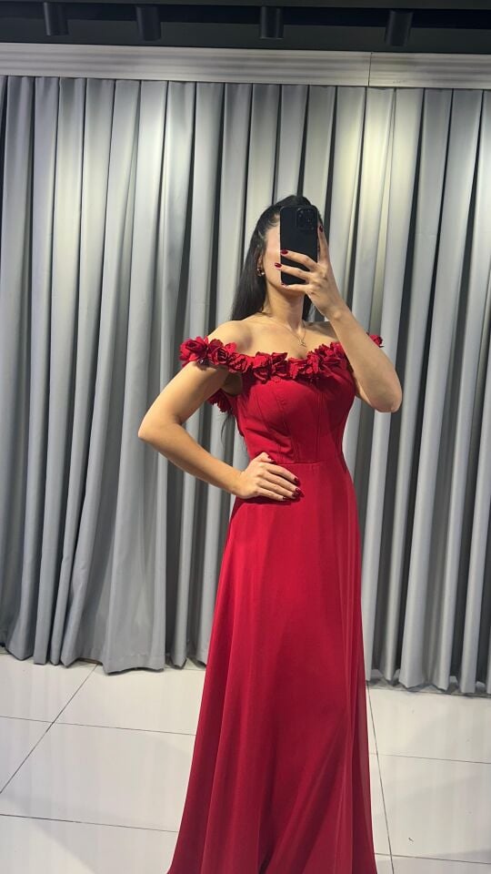 Madonna yaka, Uzun Abiye Elbise Omuz ve Yaka Kısmında Çiçekli Şifon Bele Oturan, A Kesim Kırmızı Abiye Elbise 42