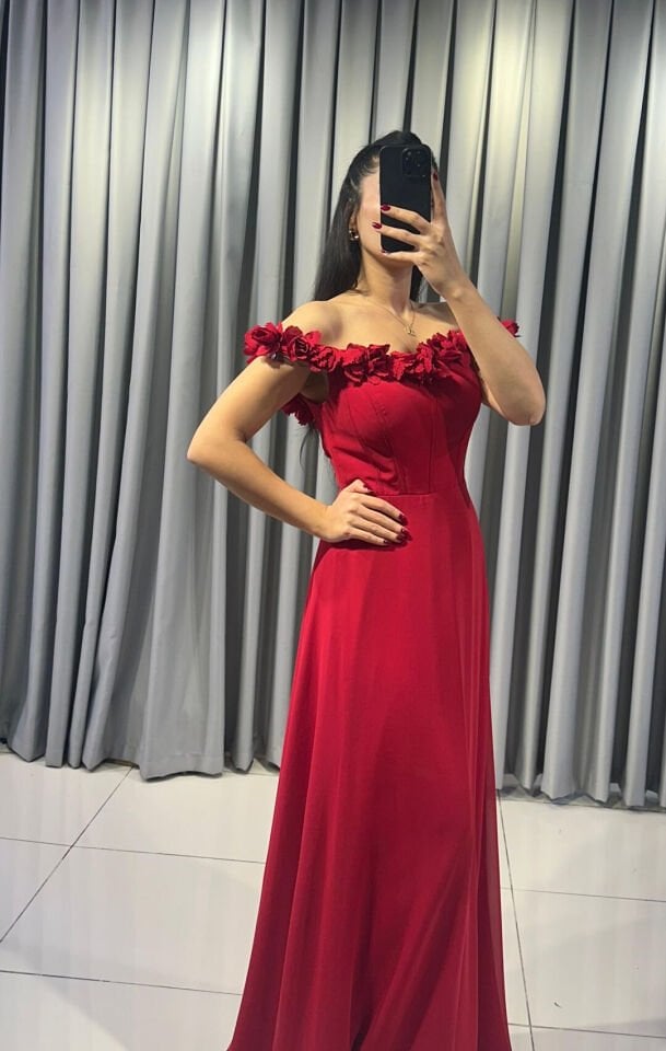 Madonna yaka, Uzun Abiye Elbise Omuz ve Yaka Kısmında Çiçekli Şifon Bele Oturan, A Kesim Kırmızı Abiye Elbise 36