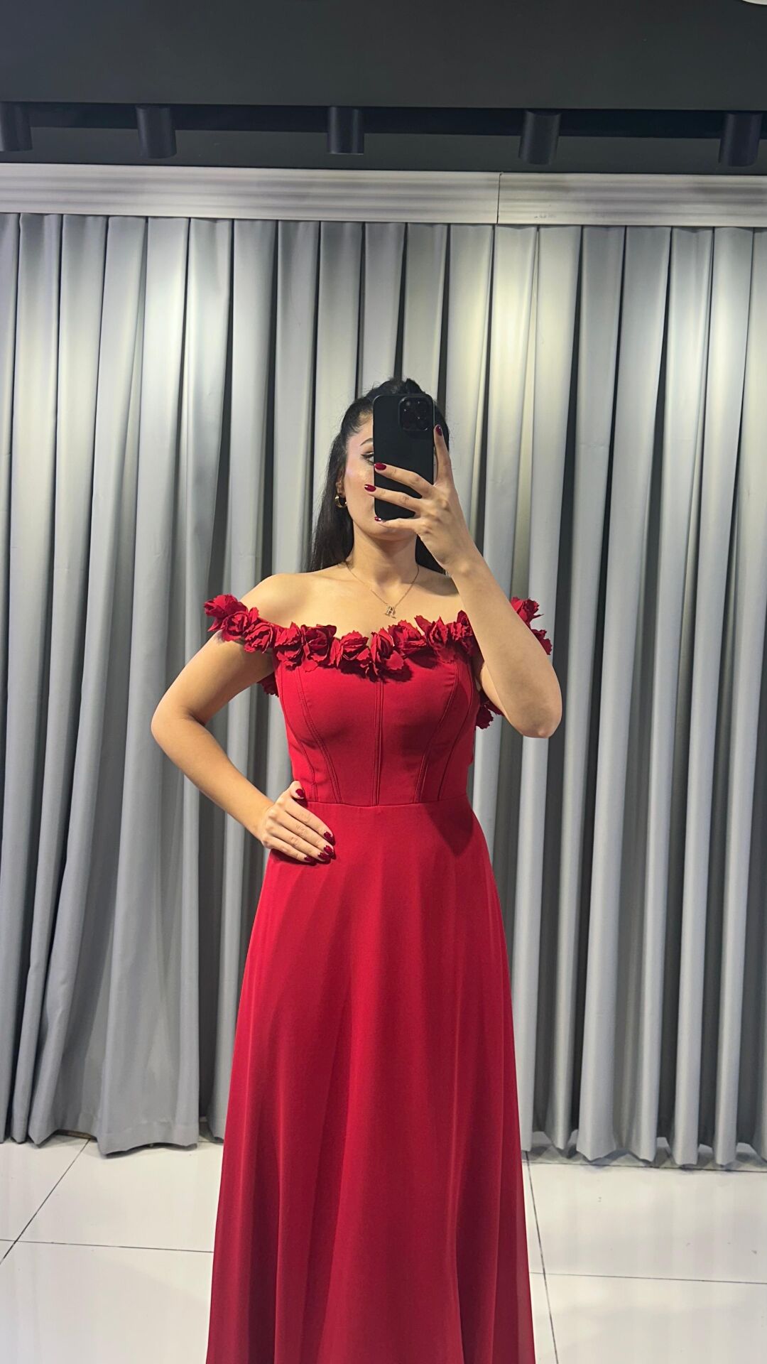 Madonna yaka, Uzun Abiye Elbise Omuz ve Yaka Kısmında Çiçekli Şifon Bele Oturan, A Kesim Kırmızı Abiye Elbise 42