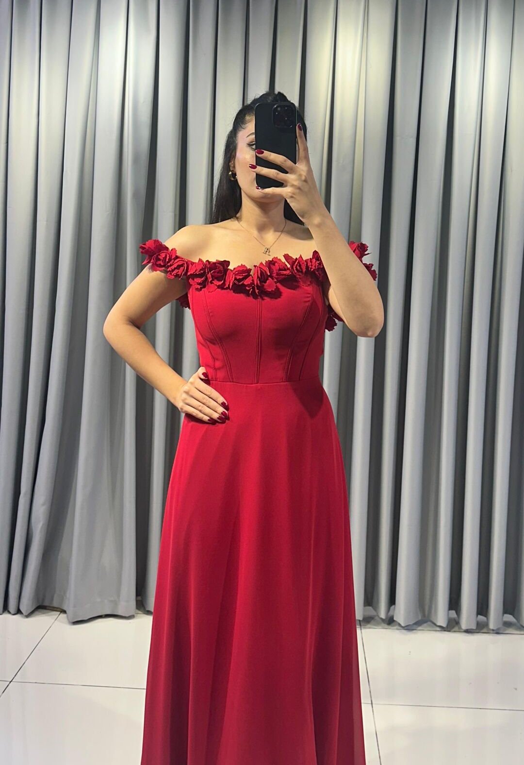 Madonna yaka, Uzun Abiye Elbise Omuz ve Yaka Kısmında Çiçekli Şifon Bele Oturan, A Kesim Kırmızı Abiye Elbise 36