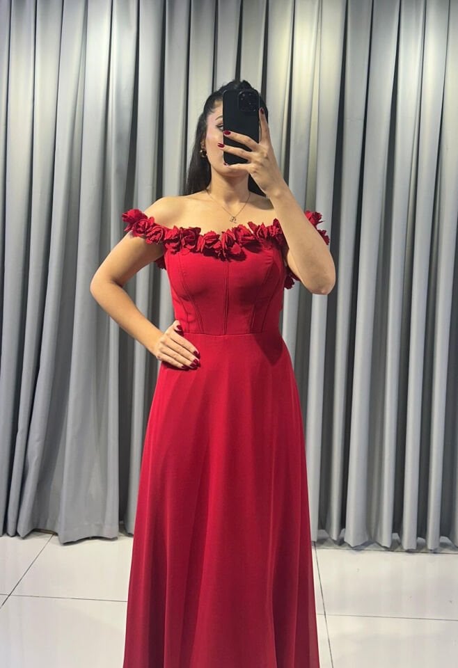 Madonna yaka, Uzun Abiye Elbise Omuz ve Yaka Kısmında Çiçekli Şifon Bele Oturan, A Kesim Kırmızı Abiye Elbise 42