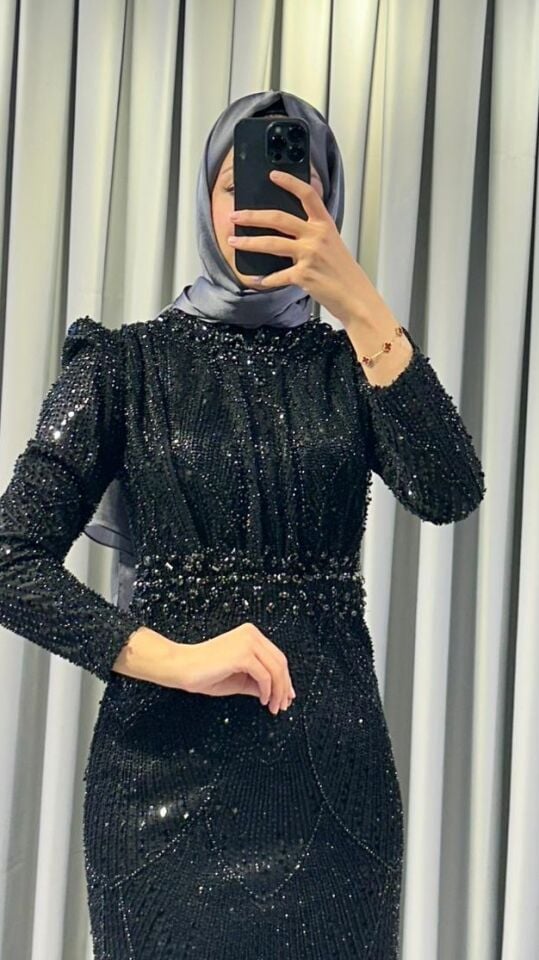 Pullu ve payetli Vücuda oturan, balık kesim Parlak, Siyah tonlarında yoğun pul ve payet işlemeleri bulunur Omuzları hafif kabarık Siyah Abiye