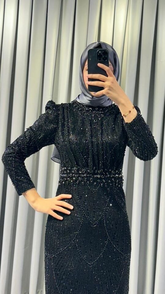 Pullu ve payetli Vücuda oturan, balık kesim Parlak, Siyah tonlarında yoğun pul ve payet işlemeleri bulunur Omuzları hafif kabarık Siyah Abiye