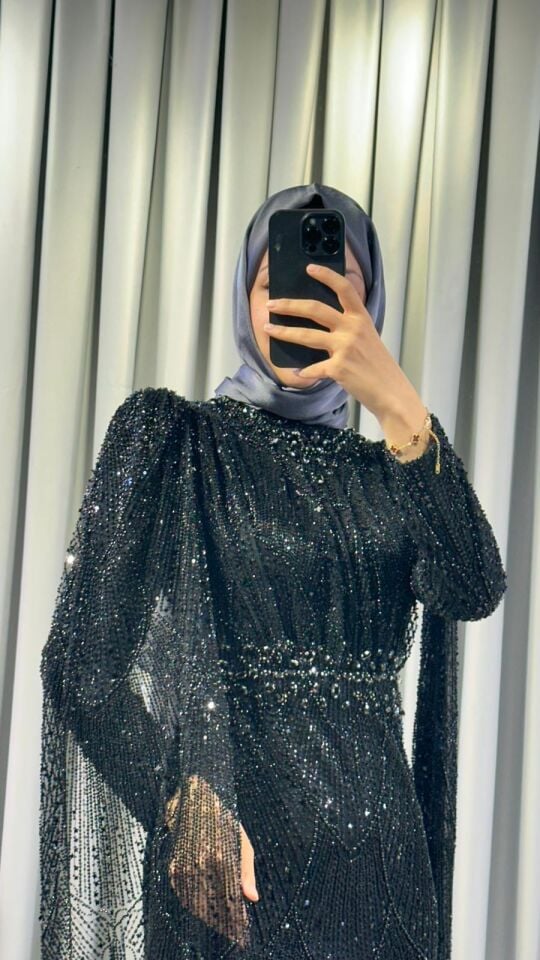 Kristal taş işlemeli Vücuda oturan, balık kesim Parlak, Siyah tonlarında yoğun pul ve payet işlemeleri bulunur Omuzları hafif kabarık Siyah  Abiye