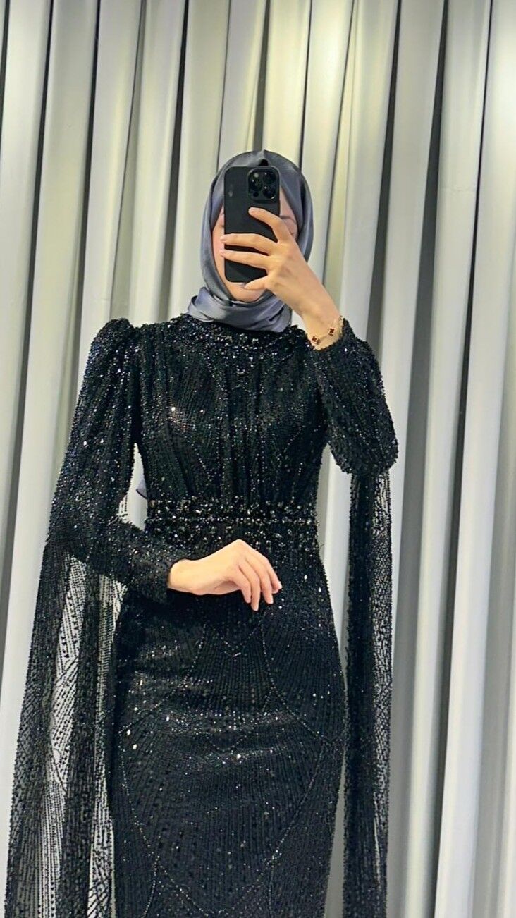 Kristal taş işlemeli Vücuda oturan, balık kesim Parlak, Siyah tonlarında yoğun pul ve payet işlemeleri bulunur Omuzları hafif kabarık Siyah  Abiye 48