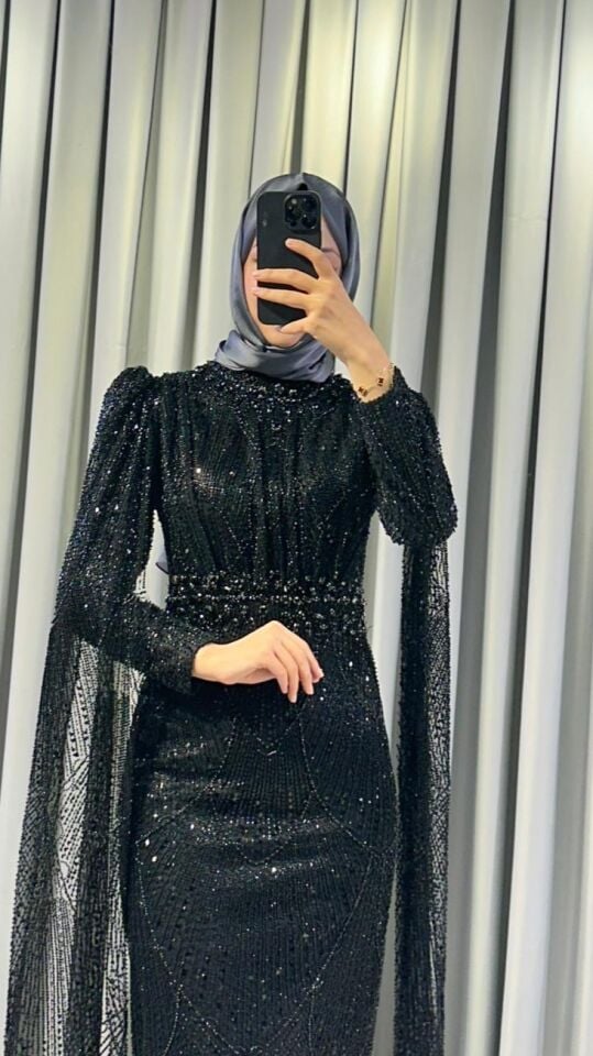 Pullu ve payetli Vücuda oturan, balık kesim Parlak, Siyah tonlarında yoğun pul ve payet işlemeleri bulunur Omuzları hafif kabarık Siyah Abiye