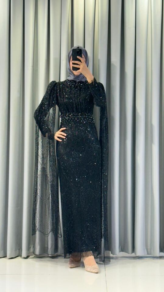 Kristal taş işlemeli Vücuda oturan, balık kesim Parlak, Siyah tonlarında yoğun pul ve payet işlemeleri bulunur Omuzları hafif kabarık Siyah  Abiye 48