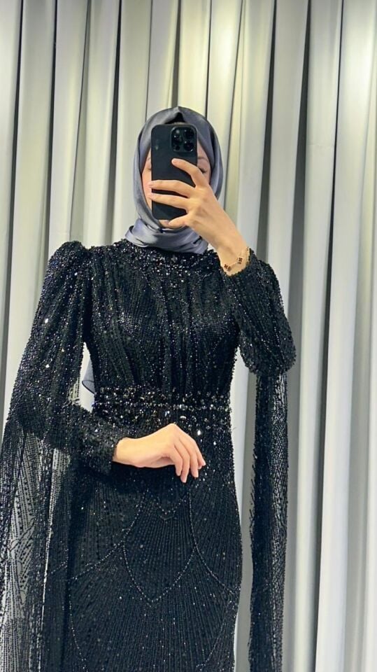 Kristal taş işlemeli Vücuda oturan, balık kesim Parlak, Siyah tonlarında yoğun pul ve payet işlemeleri bulunur Omuzları hafif kabarık Siyah  Abiye