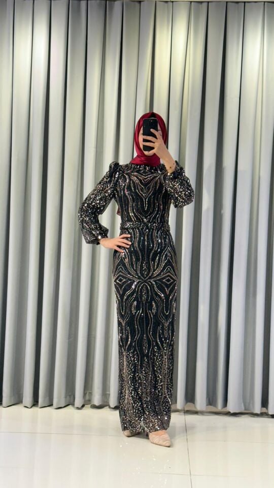 Pullu ve payetli Vücuda oturan, balık kesim Parlak  Gümüş , Siyah tonlarında yoğun pul ve payet işlemeleri bulunur Omuzları hafif kabarık Siyah Abiye 44