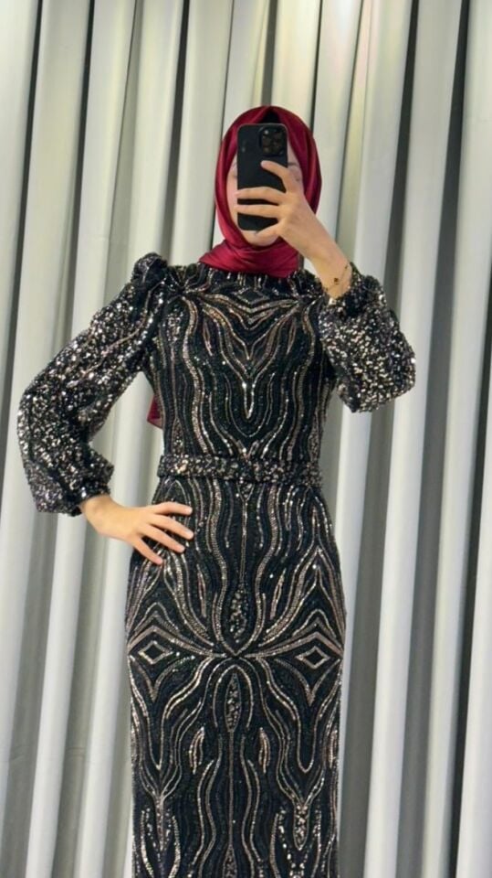 Pullu ve payetli Vücuda oturan, balık kesim Parlak  Gümüş , Siyah tonlarında yoğun pul ve payet işlemeleri bulunur Omuzları hafif kabarık Siyah Abiye