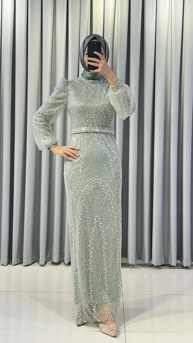 Kristal taş  Vücuda oturan, balık kesim Parlak  tonlarında yoğun işlemeleri bulunur Omuzları hafif kabarık  Mind Yeşili Abiye 46