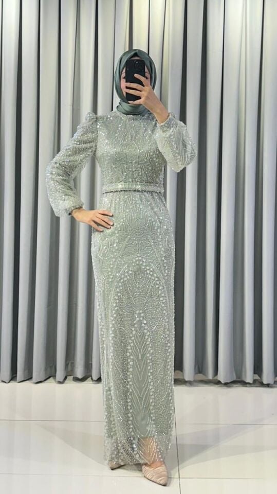 Kristal taş  Vücuda oturan, balık kesim Parlak  tonlarında yoğun işlemeleri bulunur Omuzları hafif kabarık  Mind Yeşili Abiye 48