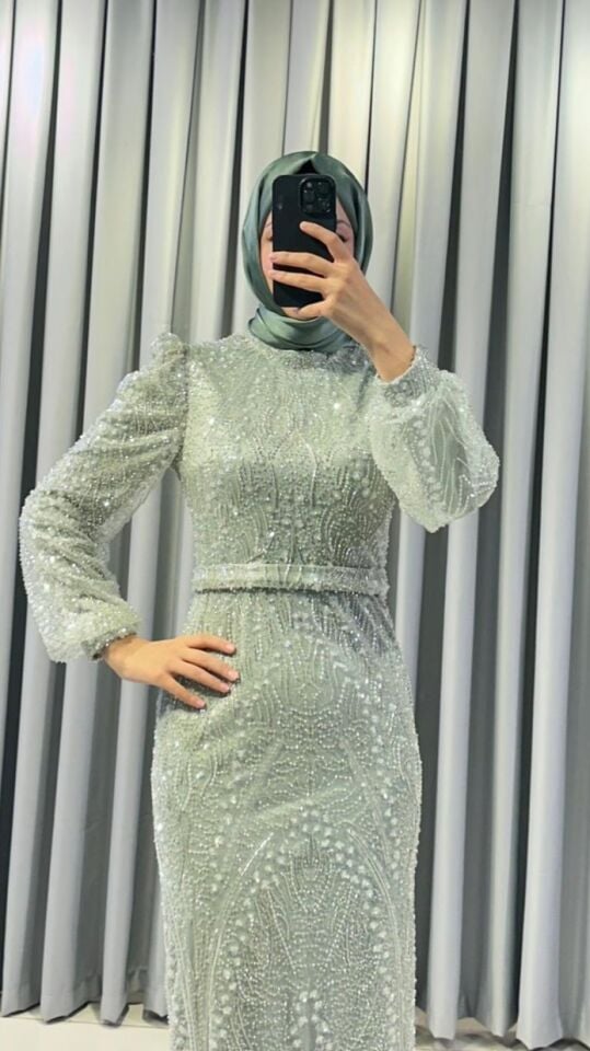 Kristal taş  Vücuda oturan, balık kesim Parlak  tonlarında yoğun işlemeleri bulunur Omuzları hafif kabarık  Mind Yeşili Abiye 48