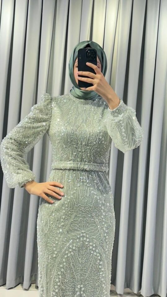 Kristal taş  Vücuda oturan, balık kesim Parlak  tonlarında yoğun işlemeleri bulunur Omuzları hafif kabarık  Mind Yeşili Abiye 48