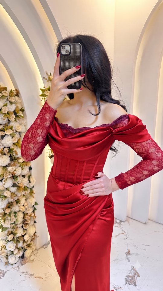 KIRMIZI DANTELLİ UZUN KOL BALENLİ YIRTMAÇLI SATEN ABİYE 48