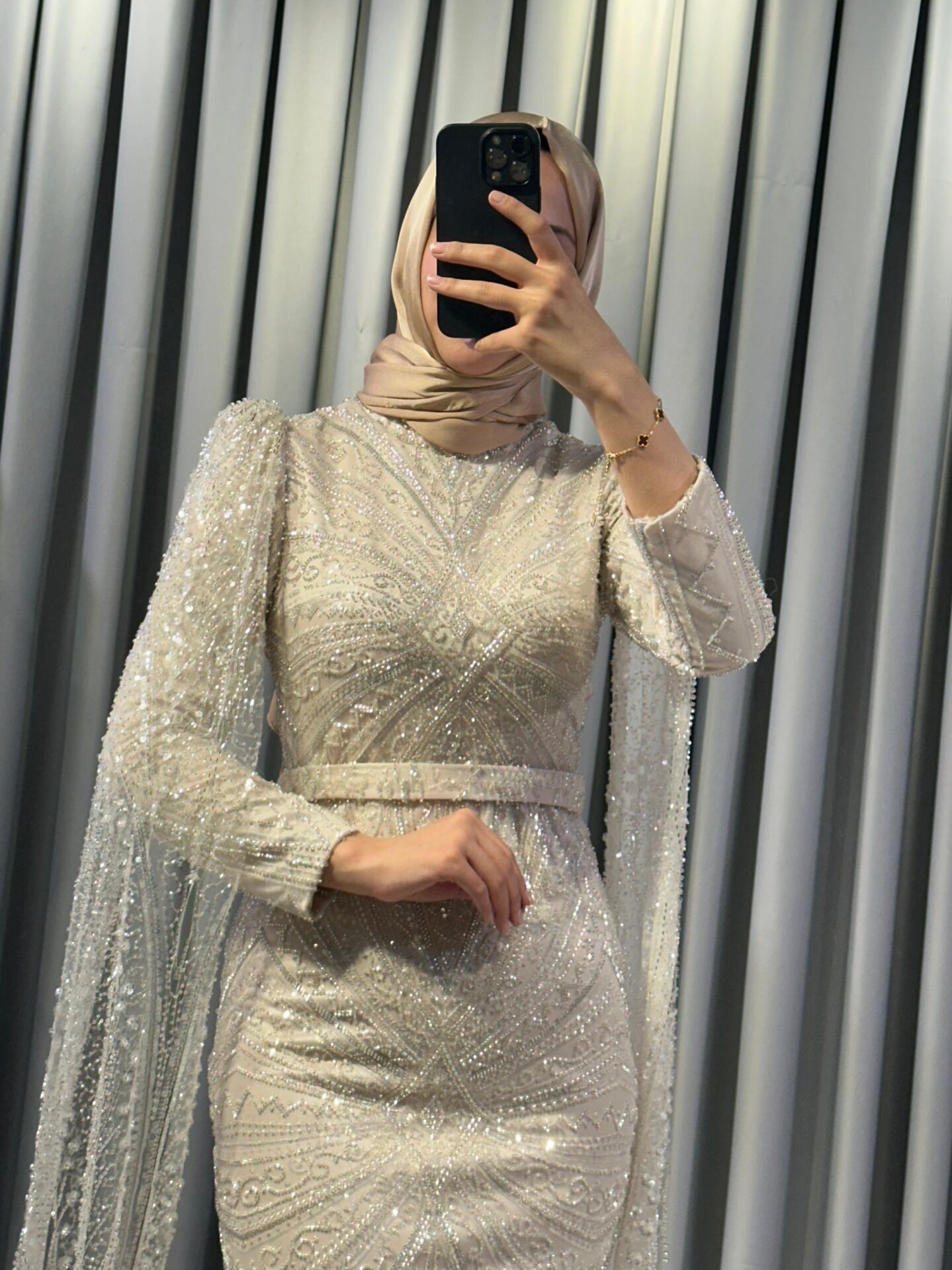 Kristal taş işlemeli Vücuda oturan, balık kesim Parlak,  yoğun pul ve payet işlemeleri bulunur Omuzları hafif kabarık Krem Abiye 38