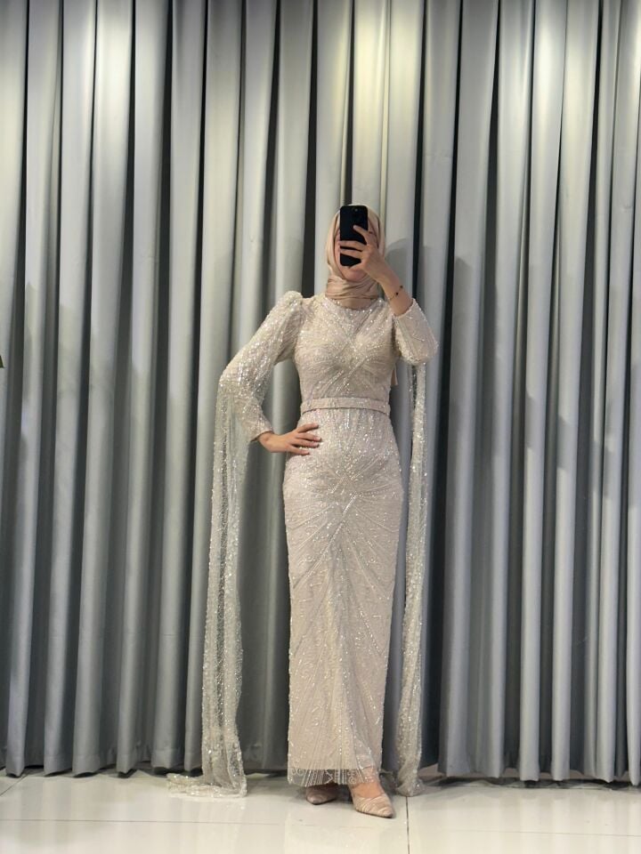 Kristal taş işlemeli Vücuda oturan, balık kesim Parlak,  yoğun pul ve payet işlemeleri bulunur Omuzları hafif kabarık Krem Abiye 38