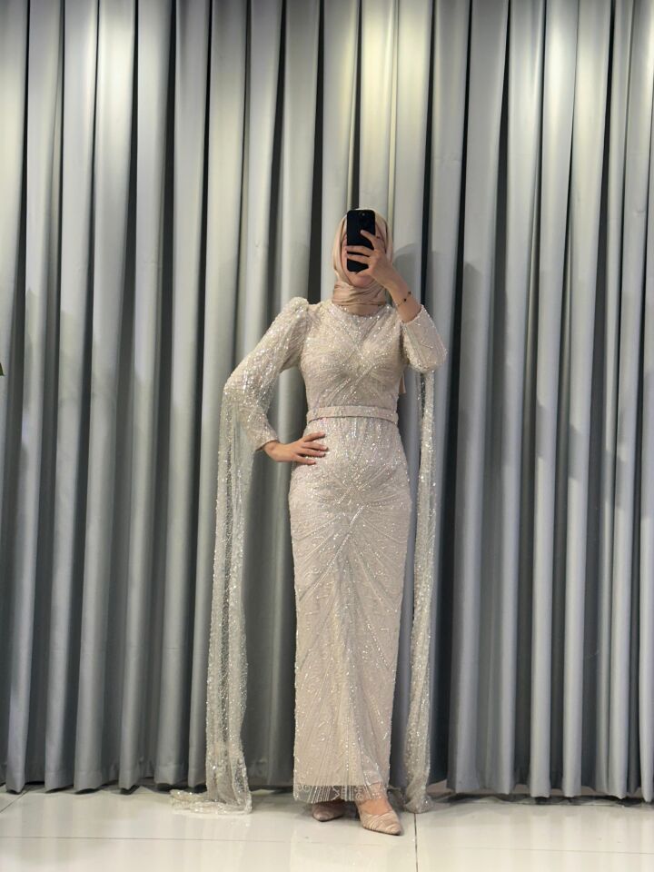 Kristal taş işlemeli Vücuda oturan, balık kesim Parlak,  yoğun pul ve payet işlemeleri bulunur Omuzları hafif kabarık Krem Abiye 48