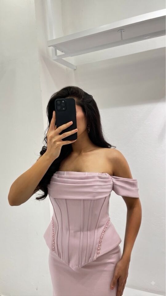 PUDRA PEMBE KREP DÜŞÜK KOL STRAPLEZ KORSE GÖRÜNÜMLÜ ABİYE 38